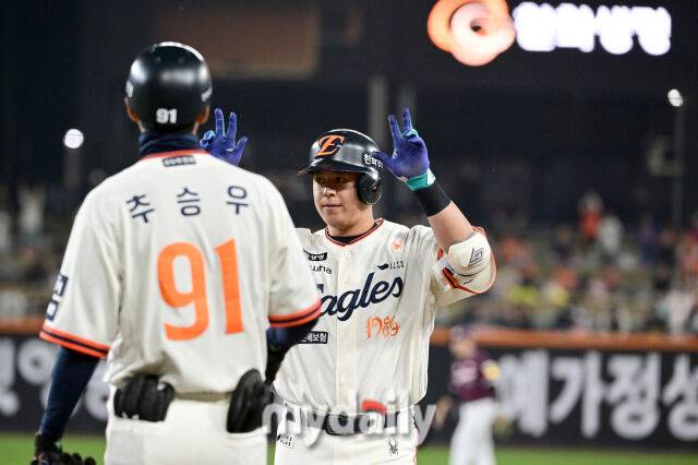 2025년 4월 11일 오후 대전 한화생명 볼파크에서 진행된 '2025 신한 SOL뱅크 KBO 리그' 키움 히어로즈와 한화 이글스의 경기. 한화 노시환이 5회말 1사 2루서 1타점 적시타를 친 뒤 기뻐하고 있다./대전 = 유진형 기자