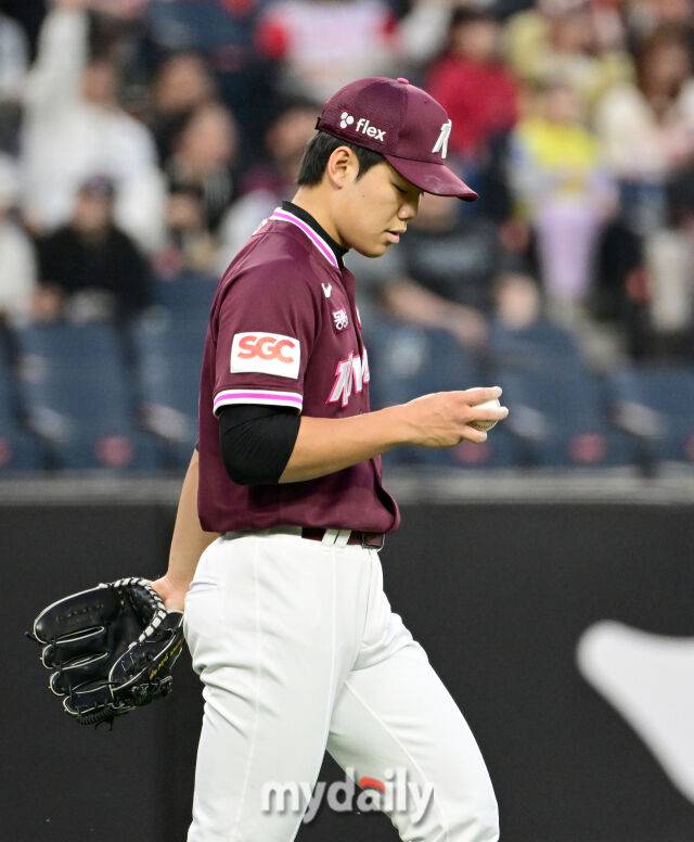 2025년 4월 11일 오후 대전 한화생명 볼파크에서 진행된 '2025 신한 SOL뱅크 KBO 리그' 키움 히어로즈와 한화 이글스의 경기. 키움 선발투수 김윤하가 2회까지 3실점 한 뒤 아쉬워하고 있다./대전 = 유진형 기자