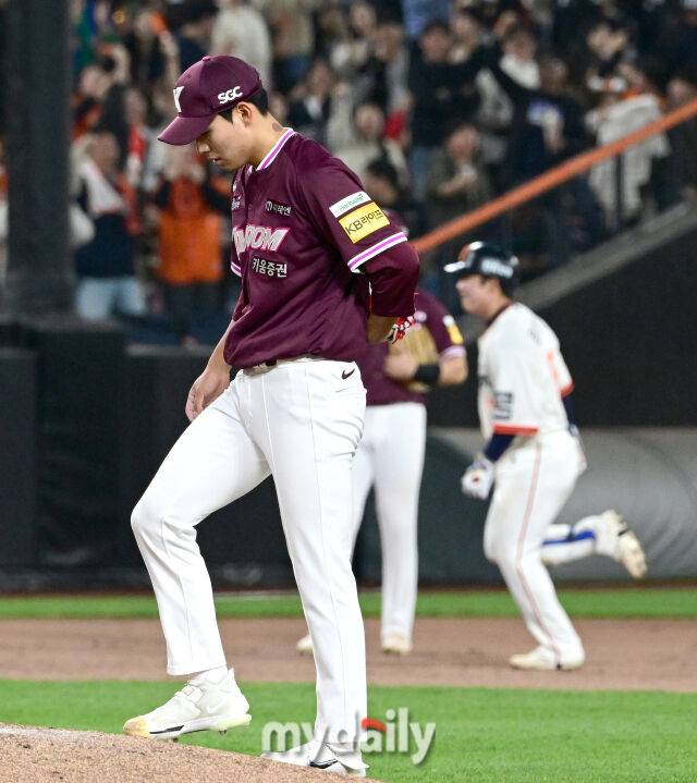 2025년 4월 11일 오후 대전 한화생명 볼파크에서 진행된 '2025 신한 SOL뱅크 KBO 리그' 키움 히어로즈와 한화 이글스의 경기. 키움 김서준이 7회말 한화 플로리얼과 문현빈에게 백투백 홈런을 허용한 뒤 허탈해하고 있다./대전 = 유진형 기자