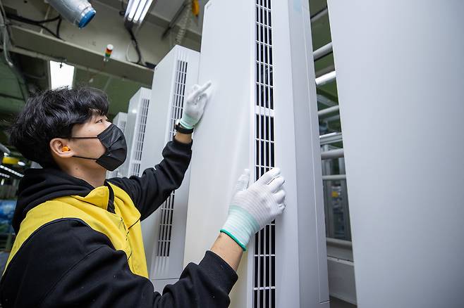 LG전자 창원 생산라인에서 에어컨을 생산하는 모습. [LG전자 제공]