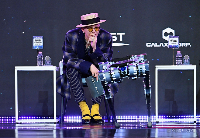 지드래곤 KAIST 교수 겸 가수가 ‘이노베이트 코리아 2025’의 스페셜무대에 참석해 자신의 노래로 춤을 추는 사족보행 로봇을 보고 있다. [이상섭 기자]