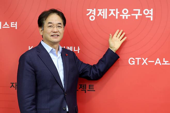 이동환 고양특례시장이 고양시청사에서 ‘경제자유구역’이라고 쓰인 광고벽 속 문구를 가리키고 있다. 경제자유구역은 이 시장의 최우선 정책이다.  [고양시 제공]
