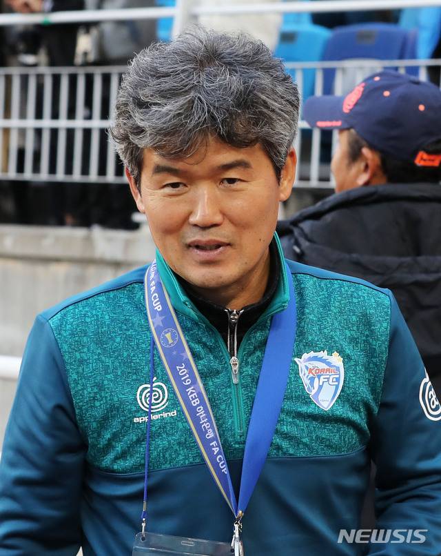 【수원=뉴시스】홍효식 기자 = 대전 코레일 김승희 감독이 지난 2019년10일 오후 경기 수원시 팔달구 수원월드컵경기장에서 열린 '2019 KEB 하나은행 FA컵' 수원 삼성과 대전 코레일의 결승 2차전 경기를 마친 뒤 퇴장하고 있다. 2019.11.10. yesphoto@newsis.com