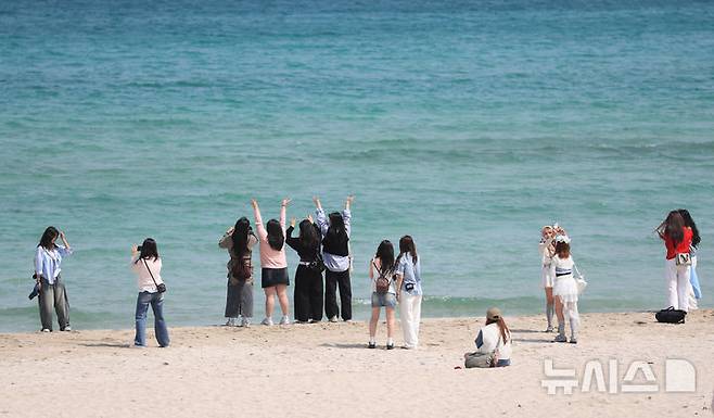 [제주=뉴시스] 우장호 기자 = 봄기운이 완연한 9일 오전 제주시 조천읍 함덕해수욕장에서 수학여행을 온 학생들이 바다를 배경으로 추억을 남기며 즐거운 시간을 보내고 있다. 2025.04.09. woo1223@newsis.com