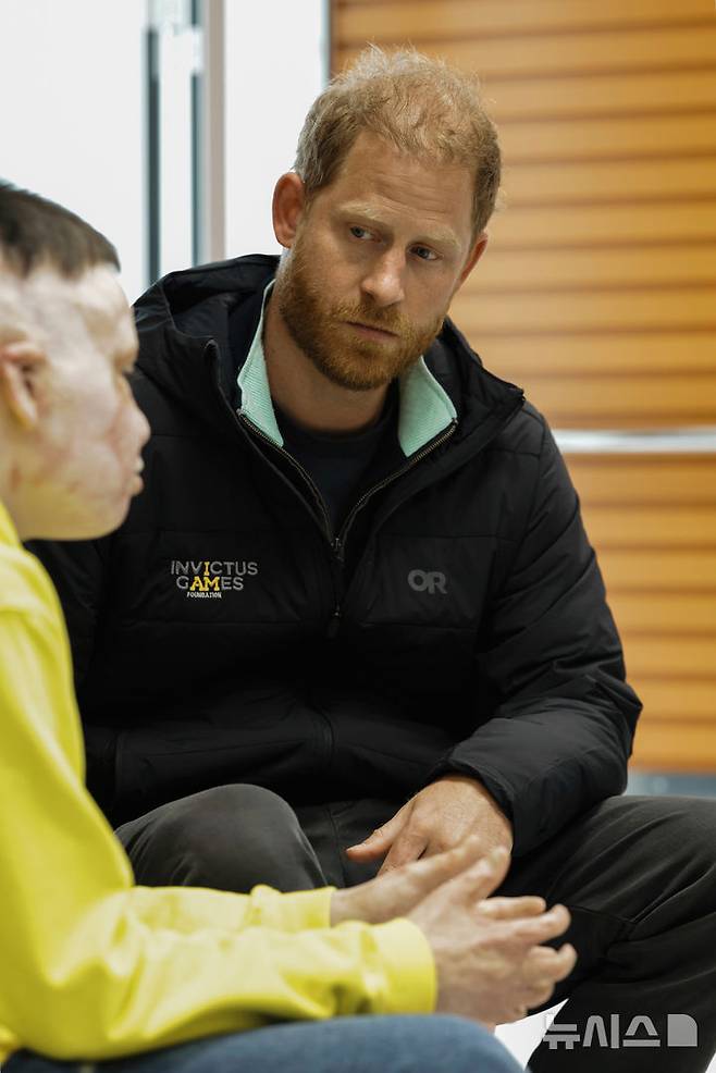 [르비우=AP/뉴시스] 찰스 3세 영국 국왕의 차남 해리 왕자가 10일(현지 시간) 우크라이나 르비우에 있는 정형외과 병원 '슈퍼휴먼 센터'(Superhumans Center)를 방문해 러시아와 전쟁 중 부상한 사람과 이야기를 나누고 있다. 2025.04.11.