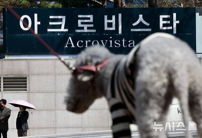 [서울=뉴시스] 김명년 기자 = 윤석열 전 대통령이 11일 한남동 관저를 떠나 서초동 사저로 옮길 것으로 알려졌다. 대통령실 관계자에 따르면 윤 전 대통령의 관저 퇴거는 이번주를 넘기지 않을 예정이며, 퇴거일이 결정되면 하루 전이나 당일 오전 공지하는 방안을 논의 중이라고 알려졌다. 사진은 10일 윤 전 대통령 사저인 서초구 아크로비스타 모습. 2025.04.10. kmn@newsis.com