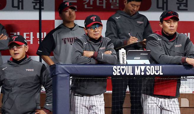 [서울=뉴시스] 추상철 기자 = 9일 오후 서울 구로구 고척스카이돔에서 열린 '2025 KBO리그' LG트윈스와 키움히어로즈의 경기, 염경엽 LG트윈스 감독을 비롯한 코치진이 경기를 지켜보고 있다. 2025.04.09. scchoo@newsis.com