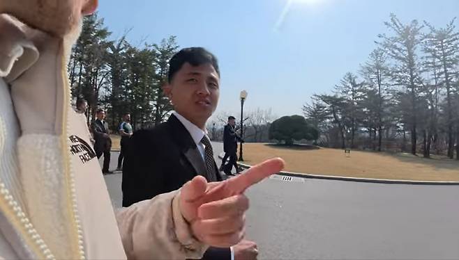 북한 가이드와 이야기를 나누는 해리 재거드 [유튜브 'Harry Jaggard' 캡처]