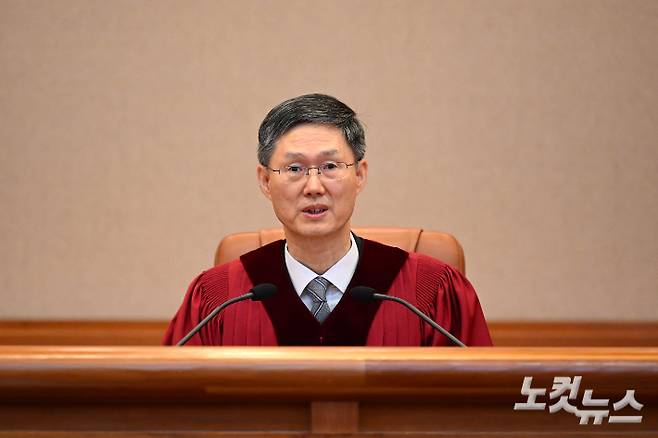 문형배 헌법재판소장 권한대행이 4일 오전 서울 종로구 헌법재판소 대심판정에서 열린 윤석열 대통령 탄핵심판 선고 기일에 참석해 선고문을 낭독하고 있다. 사진공동취재단