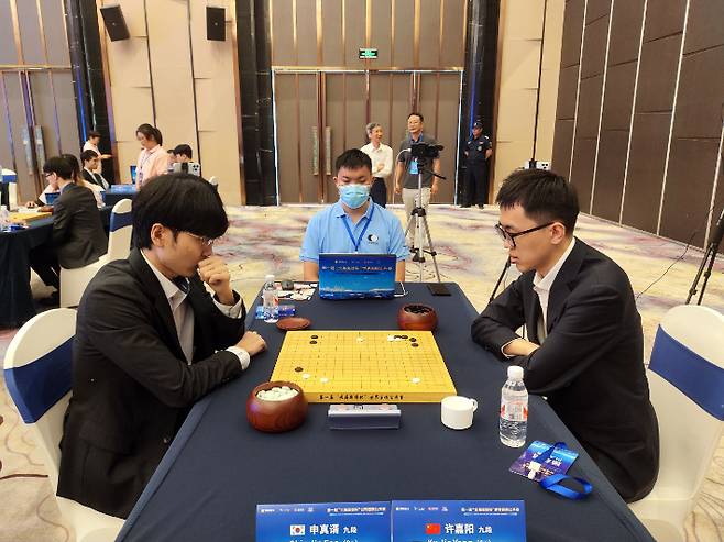 '제1회 북해신역배 세계바둑오픈전'에서 신진서 9단(사진 왼쪽)과 중국 쉬자양 9단의 경기 장면. 한국기원 제공