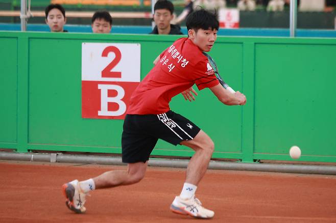 서울시청 김우식이 지난 8일 2025년 소프트테니스 국가대표 선발전 남자 단식 결승에서 백핸드 스트로크를 구사하는 모습. 대한소프트테니스협회