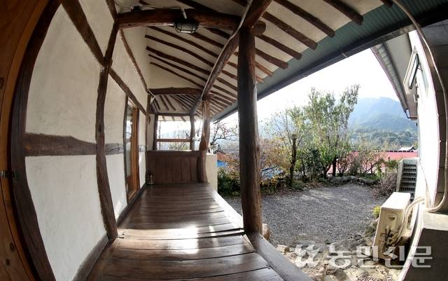 법인이 농촌 빈집을 활용해 민박사업에 나설 수 있도록 규제를 완화한 법률 개정안이 국회 논의를 기다리고 있다. 법인의 농어촌민박사업 참여를 두고 논란이 예상되지만 빈집문제 해결과 농촌관광 활성화를 기대하는 시각도 공존한다. 사진은 한 농촌민박의 모습. 농민신문DB