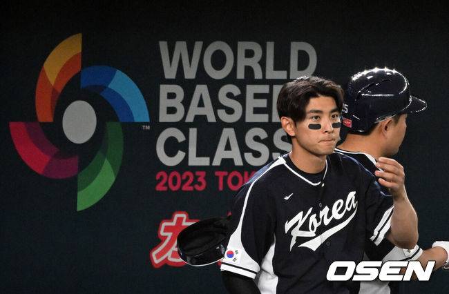 [OSEN=도쿄(일본), 손용호 기자]&nbsp;2023 WBC 일본전에서 패한 뒤 한국대표팀 이정후가 아쉬운 표정을 짓고 있다. 2023.03.10 /spjj@osen.co.kr
