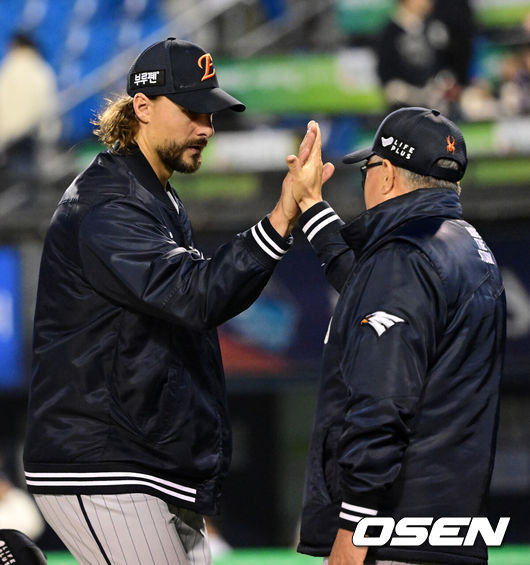 [OSEN=잠실, 지형준 기자] 한화가 모처럼 폭발한 다이너마이트 타선을 앞세워 잠실 3연전 위닝시리즈에 성공했다. 프로야구 한화 이글스는 10일 서울 잠실구장에서 열린 2025 신한 SOL뱅크 KBO리그 두산 베어스와의 시즌 3차전에서 7-2로 승리했다. 한화는 2연패 뒤 2연승을 달리며 주중 3연전을 위닝시리즈로 장식했다. 시즌 6승 10패. 반면 2연승 뒤 2연패에 빠진 두산은 7승 9패가 됐다. 경기를 마치고 한화 김경문 감독이 와이스와 하이파이브를 하고 있다. 2025.04.10 / jpnews@osen.co.kr
