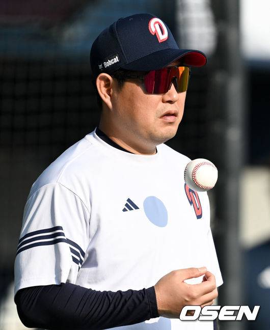 [OSEN=잠실, 조은정 기자]11일 오후 서울 송파구 잠실야구장에서 ‘2025 신한 SOL Bank KBO리그’ LG 트윈스와 두산 베어스의 경기가 열린다.홈팀 LG는 송승기, 방문팀 두산은 최원준을 선발로 내세웠다.두산 양의지가 훈련 중 LG 김현수와 대화를 나누고 있다. 2025.04.11 /cej@osen.co.kr