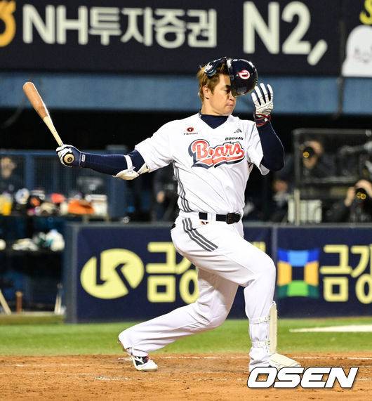 [OSEN=잠실, 지형준 기자] 10일 오후 서울 잠실야구장에서 2025 신한 SOL Bank KBO리그 두산 베어스와 한화 이글스의 경기가 열렸다.이날 두산은 잭로그, 한화는 와이스를 선발로 내세웠다.5회말 무사에서 두산 김재환이 헛스윙을 하며 헬맷이 벗겨지고 있다. 2025.04.10 / jpnews@osen.co.kr