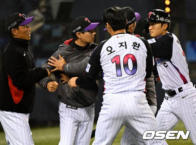 [OSEN=잠실, 조은정 기자]11일 오후 서울 송파구 잠실야구장에서 ‘2025 신한 SOL Bank KBO리그’ LG 트윈스와 두산 베어스의 경기가 열렸다.LG가 1-2로 뒤진 5회말 공격. 선두타자 문성주가 좌전 안타로 출루했다. 이어 이주헌이 때린 타구는 3루 선상 강습 타구였다. 3루수 강승호가 다이빙캐치로 잡으려다 공이 글러브에 들어갔다 빠졌다. 3루수 강승호가 재빨리 잡아 2루로 던져서 아웃이 됐다.1루주자 문성주는 직선타 아웃이 되는 줄 알고 멈짓 멈짓 하다가 1루 베이스로 돌아왔다. 타자주자 이주헌도 1루 베이스를 밟았다. 이후 볼데드가 선언되는 듯 했다. 1사 1루가 됐다.&nbsp;LG 오지환, 박해민이 심판에 강하게 어필하는 염경엽 감독을 말리고 있다. 2025.04.11 /cej@osen.co.kr