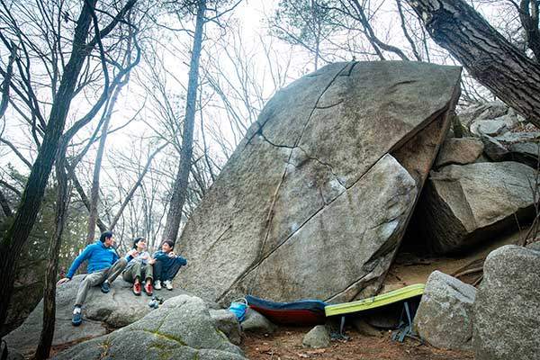 등반을 마치고 바위에 걸터앉아 이야기를 나눴다. 김명수씨가&nbsp;오른쪽 Triple X를 완등한 후다.
