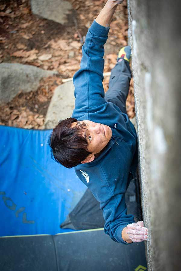 Small Giant를 등반하는 김명수씨. 손끝에 겨우 걸린 홀드가 아슬아슬하다.