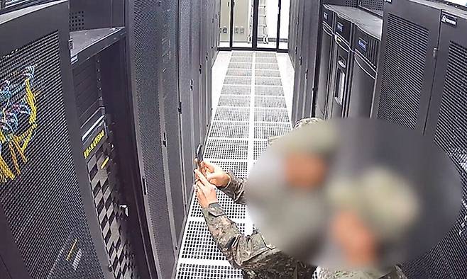 지난해 12월3일 계엄령 선포 당시 중앙선거관리위원회 과천청사 CCTV에 찍힌 계엄군이 선관위 시스템 서버를 촬영하는 모습. 국회 행정안전위원회 제공