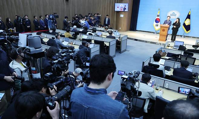 더불어민주당 대선 경선에 출마한 이재명 예비후보가 11일 서울 여의도 국회 소통관에서 집권 청사진 등을 소개하는 '비전 선포식 및 캠프 일정 발표'를 하고 있다. 연합뉴스