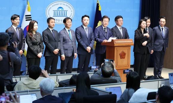 캠프 인선 소개하는 이재명 예비후보 - 더불어민주당 대선 경선에 출마한 이재명 예비후보가 11일 서울 여의도 국회 소통관에서 열린 ‘비전 선포식 및 캠프 일정 발표’에서 캠프 인선을 소개하고 있다.  연합뉴스