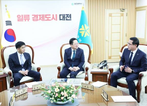 이장우(사진 가운데) 대전시장과 김승모(사진 왼쪽) 한화건설 대표, 박희조 동구청장이 10일 대전시청에서 대전역세권 개발 사업의 조속한 추진을 위해 협력키로 했다. 대전시