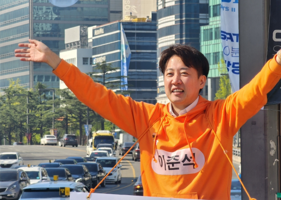 11일 오전 대구 동구 동대구역네거리에서 이준석 개혁신당 대선 예비후보가 출근길 인사를 하고 있다. 2025. 04. 11. 대구 민경석 기자