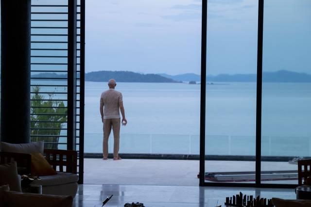 ‘화이트 로터스’ 시즌3까지 범죄의 현장을 지키는 그렉(존 그리스)은 존재 자체가 어두운 그림자를 드리운다. 사진제공=HBO