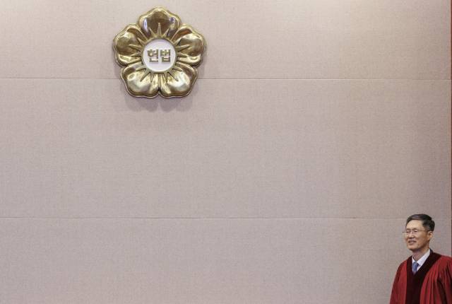 박성재 법무부 장관 탄핵 선고 입장하는 문형배 헌재 소장 권한대행. 연합뉴스