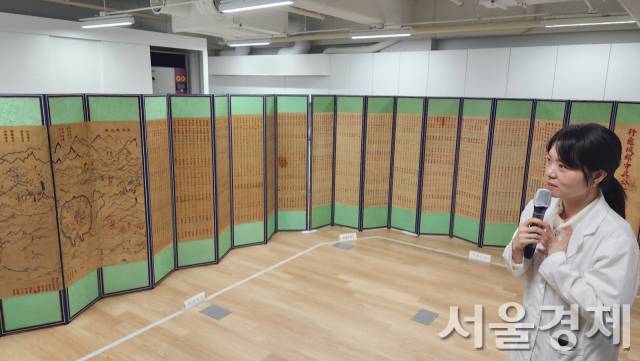 11일 서울공예박물관의 이량미 학예연구사가 ‘구성군수 오일영 자수 만민송덕 병풍’에 대해 설명하고 있다. 최수문기자