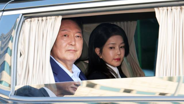 윤석열 전 대통령과 김건희 여사가 파면 결정 일주일 만인 11일 서울 용산구 한남동 대통령 관저에서 퇴거해 서초동 사저로 떠나고 있다. 오승현 기자 2025.04.11