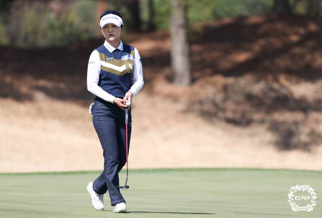 그린을 파악하고 있는 이예원. 사진 제공=KLPGA