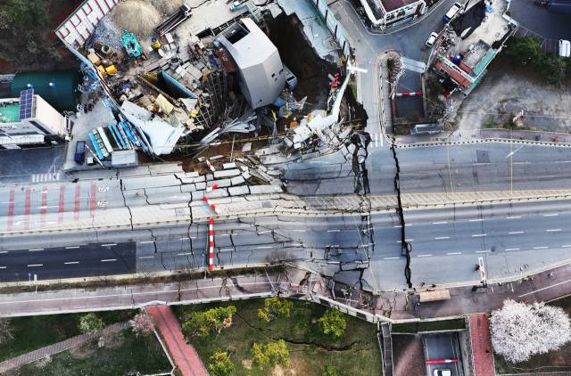 11일 경기도 광명시 일직동 신안산선 공사 현장에서 붕괴 사고가 발생했다. 경기 광명경찰서 등에 따르면 이날 오후 3시 17분께 광명 양지사거리 부근 신안산선 제5-2공구 현장에서 붕괴 사고가 발생했다. 연합뉴스