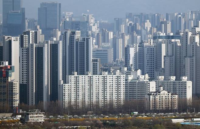 11일 국토교통부에 따르면&nbsp;서울 압구정·반포·한남을 중심으로 50억원 이상 고가 아파트는 거래가 두 배 증가했다.&nbsp;사진은 서울 한강 인근에서 바라본 서초구와 강남구 일대 아파트의 모습 ⓒ연합뉴스