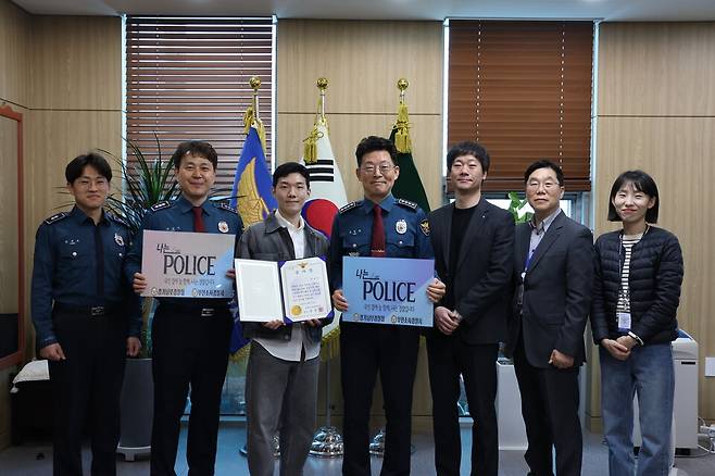 4월10일 시민 박아무개씨(27)가 지난 4월2일 실종됐던 8세 자폐아동의 조기 발견에 기여한 공로로 경찰의 감사장을 받은 모습 ⓒ연합뉴스