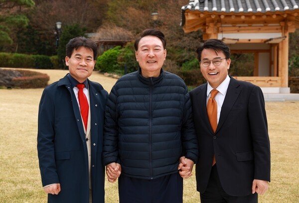 윤석열 전 대통령이 4월10일 서울 한남동 관저에서 한국사 강사 전한길씨(왼쪽)와 윤상현 국민의힘 의원을 만나고 있다. ⓒ 전한길 뉴스 홈페이지 캡처