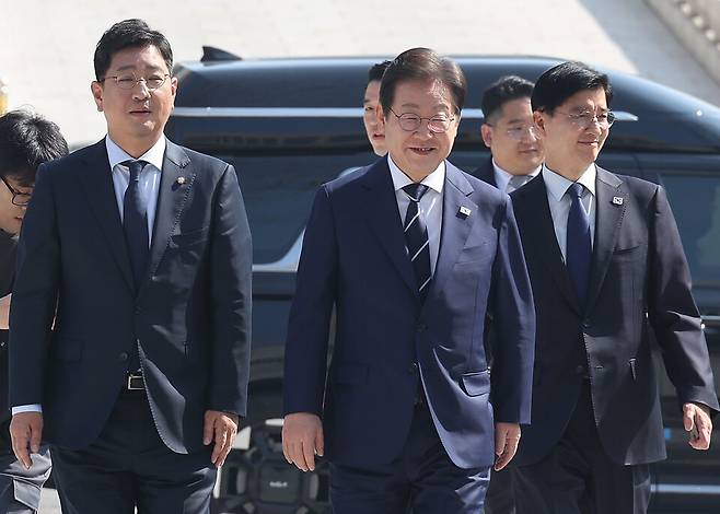 이재명 더불어민주당 전 대표가 11일 집권 청사진 등을 소개하는 '비전 선포식 및 캠프 일정 발표'를 하기 위해 서울 여의도 국회 소통관으로 향하고 있다. ⓒ연합뉴스
