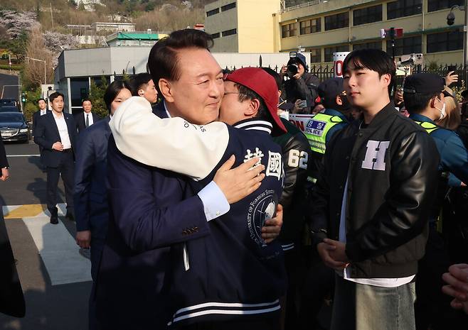 윤석열 전 대통령이 파면 결정 후 일주일 만인 11일 오후 서울 용산구 한남동 대통령 관저를 떠나기 앞서 정문 앞에서 자유대학 소속 학생들과 인사를 나누고 있다. ⓒ 사진공동취재단