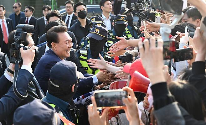 윤석열 전 대통령이 4월11일 서울 용산구 한남동 관저에서 나와 서초동 사저로 향하기 전 지지자들과 인사하고 있다. ⓒ 연합뉴스