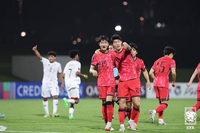 U-17 아시안컵 8강 진출에 기뻐하는 축구대표팀 선수들 | 대한축구협회 제공