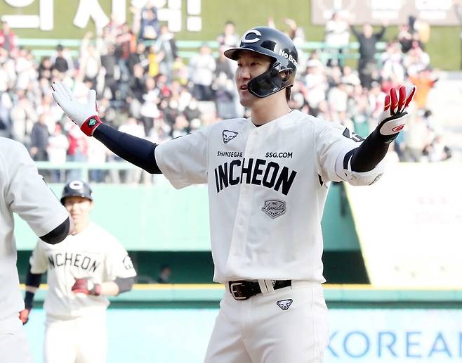 ▲ 올 시즌 초반 SSG의 호성적을 이끌고 있는 하나의 엔진인 오태곤 ⓒSSG랜더스