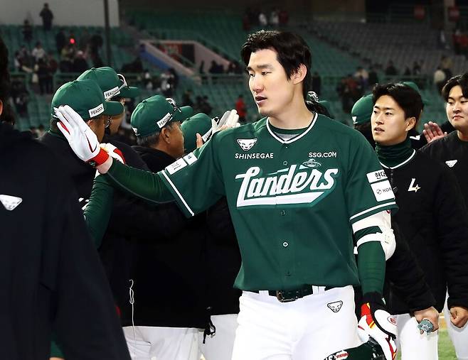 ▲ 올 시즌 클러치 상황에서 강인한 모습을 보여주며 좋은 활약을 하고 있는 오태곤 ⓒSSG랜더스