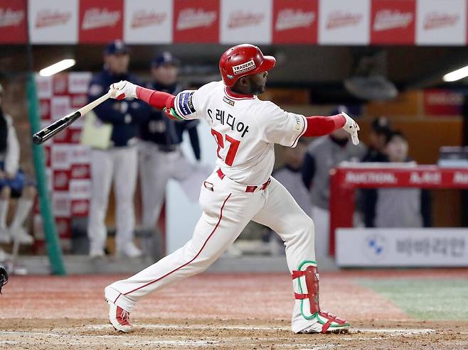 ▲ 지난해 타격왕이자 팀의 핵심 타자인 에레디아의 이탈로 SSG는 설상가상의 상황을 맞이했다 ⓒSSG랜더스