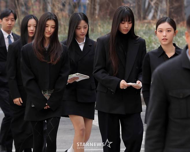 어도어가 뉴진스 멤버들을 상대로 제기한 '기획사 지위보전 및 광고계약 체결 등 금지 가처분' 첫 심문기일이 7일 오전 서울 서초구 중앙지방법원에서 열린 가운데 걸그룹 뉴진스가 출석하고 있다. 2025.03.07 /사진=김창현 chmt@