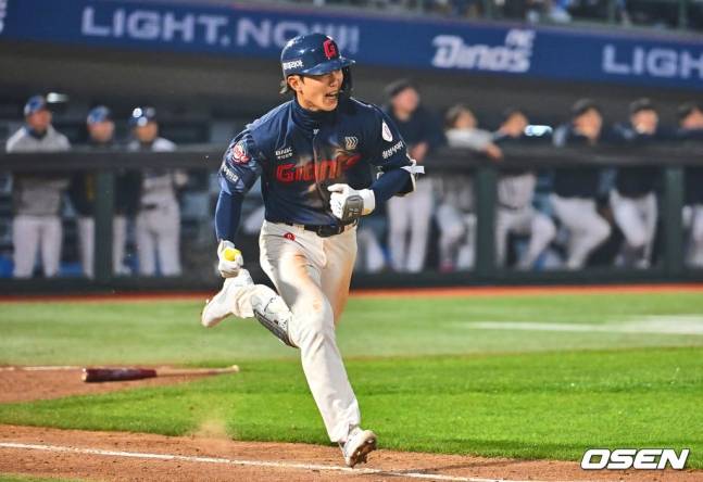 롯데 전민재가 8회초 1타점 적시타를 터트리고 있다.