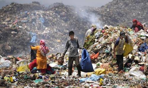 폐플라스틱 쌓여있는 인도 잠무 외곽 쓰레기 처리장 [AP=연합뉴스 자료사진. 재판매 및 DB금지]