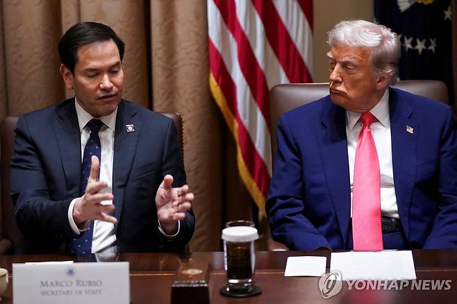 10일 백악관에서 열린 각료 회의에서 도널드 트럼프 대통령 옆에 앉아 발언하는 마르코 루비오 국무장관 [로이터=연합뉴스. 재판매 및 DB 금지]