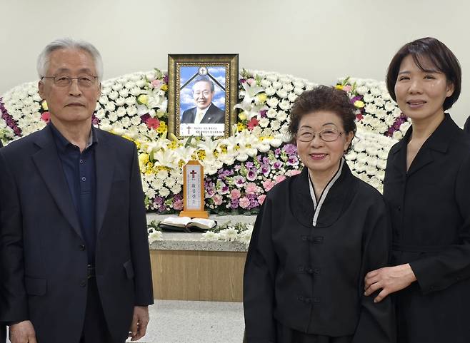 고(故) 김신조 목사 빈소에서 만난 우성제 씨와 유족들 (서울=연합뉴스) 최원정 기자 = 지난 10일 오후 서울 영등포구 고 김신조 목사 빈소에서 우성제(맨 왼쪽)씨와 고인의 아내, 딸이 기념사진을 찍고 있다. 2025.4.10 away777@yna.co.kr