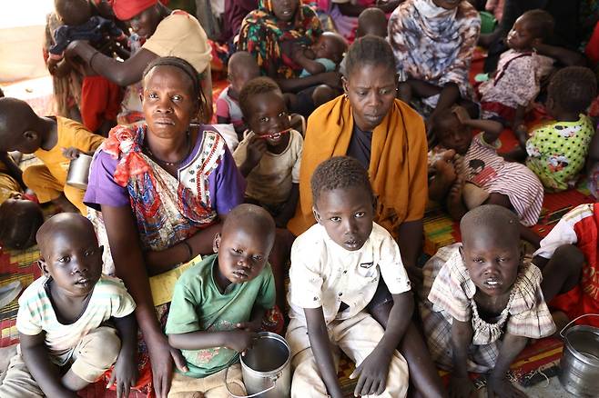 남수단 국경 렌크 난민촌 거주 수단 난민들 (렌크[남수단]=연합뉴스) 성도현 기자 = 수단 난민과 남수단 귀환민들이 지난달 26일(현지시간) 남수단 국경 지역 난민촌 TC2에서 UNICEF의 영양센터 프로그램에 참여하고 있다. 2025.4.11 raphael@yna.co.kr
